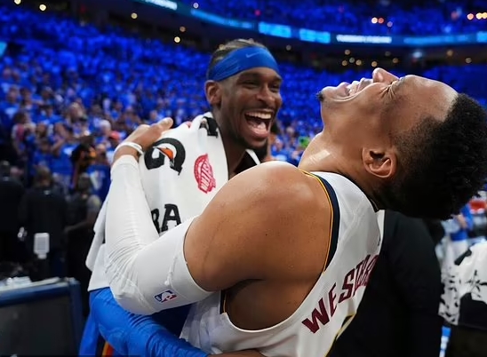 NBA直播比赛战报：亚历山大不再隐藏情绪，带领雷霆赢下关键的第7场比赛。